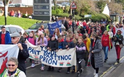 Llwyddiant ysgubol dathliadau Dydd Gŵyl Ddewi yn dod a thref Dinbych i stop